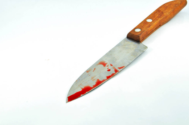 nůž s krví / kuchyňský nůž s červenou krví izolovaných na bílém pozadí - Fotografie, Obrázek