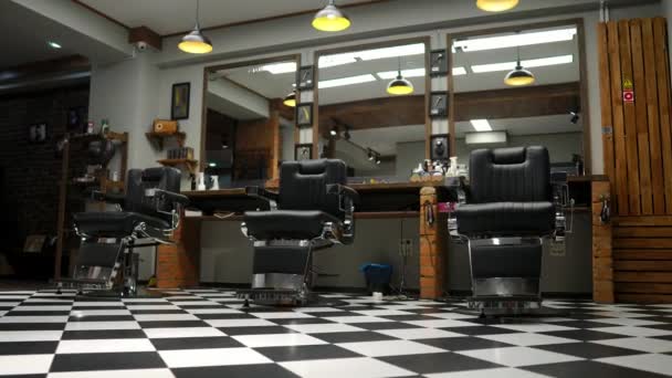 Barber reunión de clientes y discutir corte de pelo
. - Metraje, vídeo