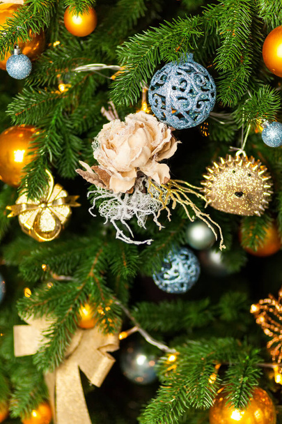 Kerstboom en Kerst decoraties, vintage speelgoed. Bow, egel - Foto, afbeelding