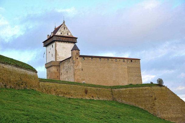 Narva, Észtország-November 3, 2018: Nézd a torony, hosszú Hermann és a Narva-kastély - Fotó, kép