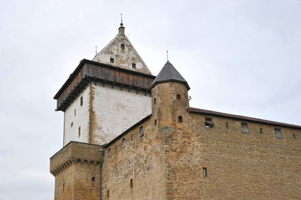 Narva, Estonia-November 3, 2018: view of the long Herman tower in the Narva fortress - Foto, Imagen
