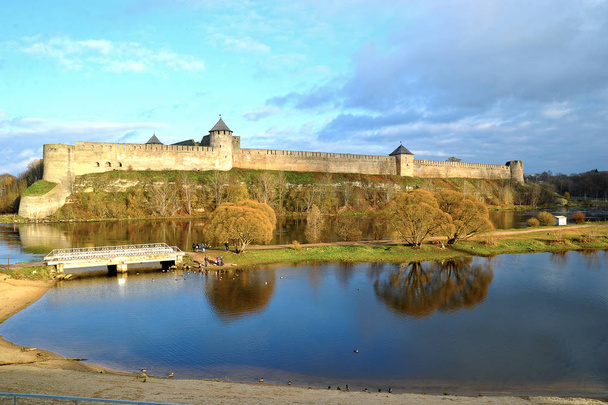 Narva, Estonia-Listopad 3, 2018: widok na fortecę na rzeką Narva Ivangorod - Zdjęcie, obraz