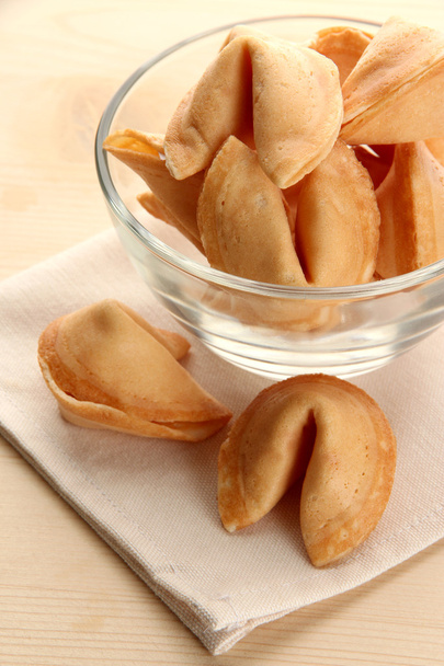 Fortune cookies in bowl, on wooden table - Foto, Bild