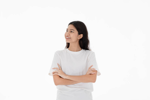Portrait de jeune femme asiatique ne présentant mains porte t-shirt blanc, isolé en arrière-plan blanc, idée d'espace de copie pour la publicité
. - Photo, image