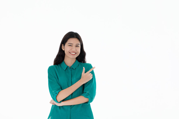 Retrato de jovem mulher asiática do apresentar mãos usa t-shirt branca, isolado em fundo branco, cópia ideia de espaço para propaganda
. - Foto, Imagem