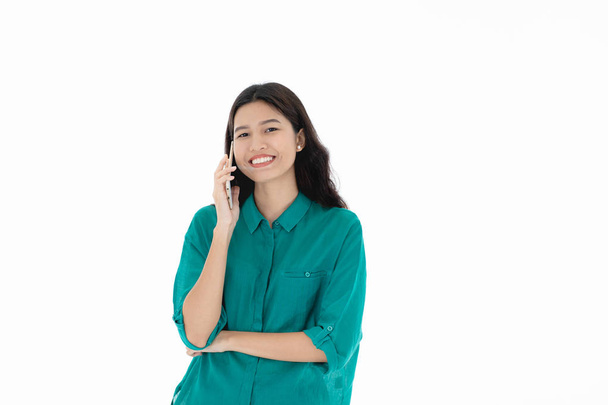 Retrato de mujer asiática joven hacer la presentación de las manos lleva camiseta blanca, aislado en fondo blanco, idea de espacio de copia para publicidad
. - Foto, imagen