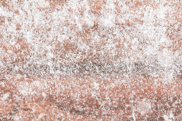 Placa de madeira com flocos de neve artificiais por toda parte, espaço livre para texto, imagem ou fundo, layout horizontal
. - Foto, Imagem