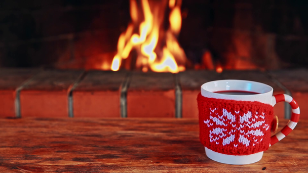 Décorations de Noël contre cheminée
 - Séquence, vidéo