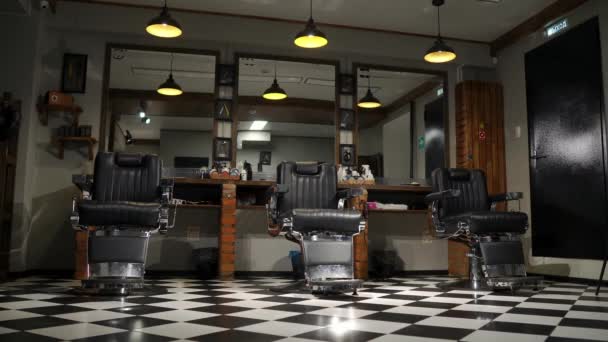 Barbeiro cliente reunião e discutir corte de cabelo
. - Filmagem, Vídeo
