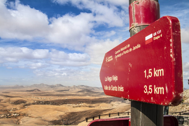 Segnale freccia che indica la Valle di Santa Ines nell'isola di Fuerteventura
 - Foto, immagini