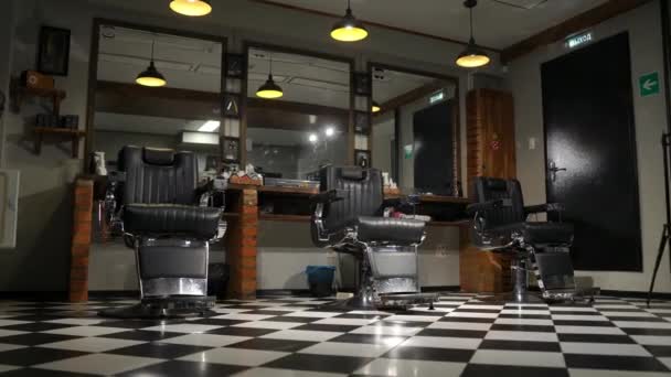 Corte de cabelo autêntico para homens. Barbearia em estilo retro. Steadicam tiro
 - Filmagem, Vídeo