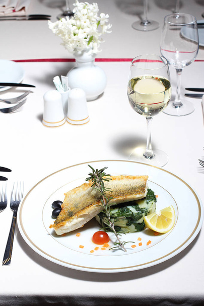 River fish with chard and potatoes served in the restaurant - Foto, imagen