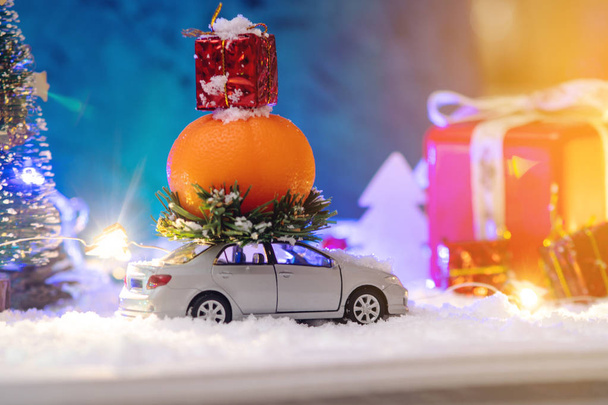 Іграшкових автомобілів несе в собі подарунків на Різдво і новий рік на синьому тлі. Концепція свято шопінгу та знижки - Фото, зображення