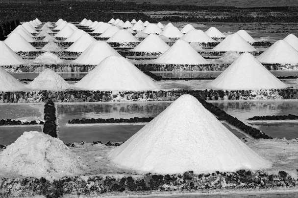 Montones de sal en una exploración salina en Janubio, Lanzarote
 - Foto, Imagen