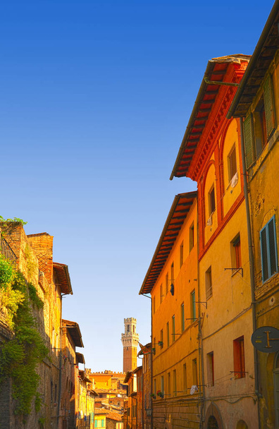 A középkori olasz város építészete, szűk utcák, redőnyös ablakok, kőburkolatok és az ókor szelleme. Retro stílus - Fotó, kép