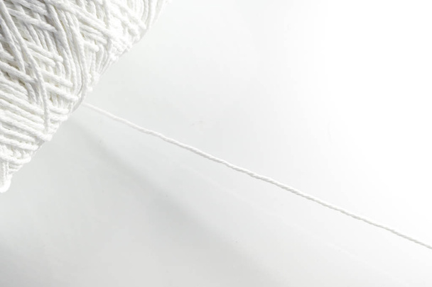 Рулон білої мотузки ізольовано на білому тлі
 - Фото, зображення