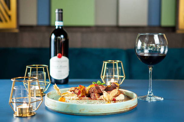 Gastronomia saborosa restaurante com vinho tinto na mesa
 - Foto, Imagem