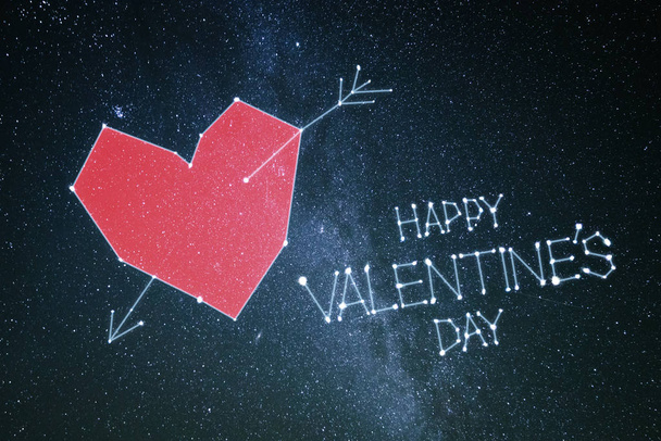 Glücklicher Valentinstag. Grußkarte mit rotem Herz und Schriftzug auf schwarzem Hintergrund - Foto, Bild
