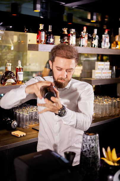 Cocktail alcolico al bar. Il barista prepara un cocktail alcolico
 - Foto, immagini