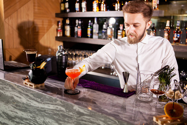 Preparare cocktail al bancone del bar
 - Foto, immagini