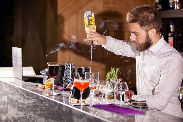 barista versando cocktail incredibili
 - Foto, immagini