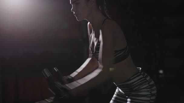Donna atletica che fa esercizi di cross fit con una corda in palestra
 - Filmati, video