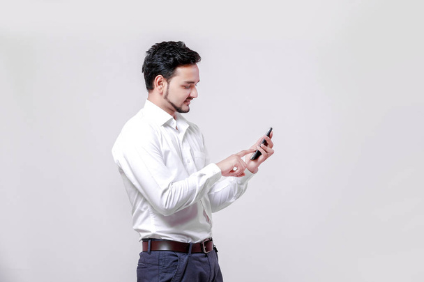 Νεαρός Ινδός χρησιμοποιώντας το κινητό  - Φωτογραφία, εικόνα