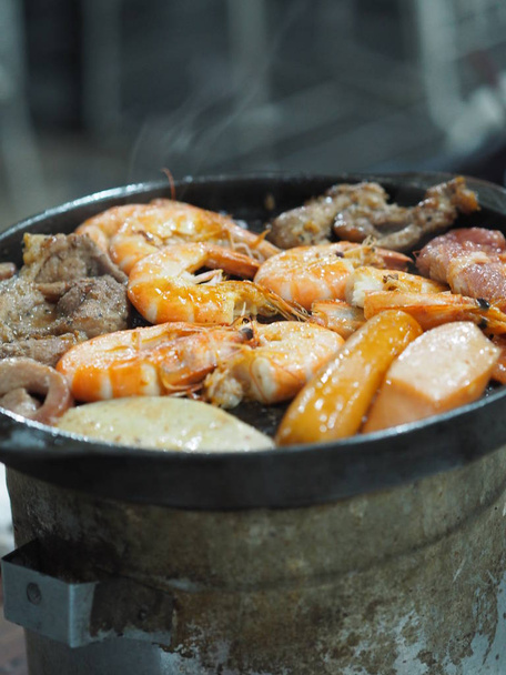 Salsicha de porco Camarão assado panela de aço no forno a carvão cozinhar
 - Foto, Imagem