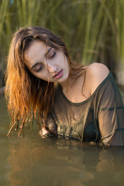 nyári Leányi úszás, érzelmi portré egy lány a vízben - Fotó, kép