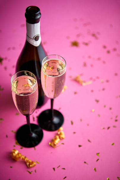 Şişe ve iki bardak ile altın dekorasyon köpüklü şampanya şarap tam - Fotoğraf, Görsel