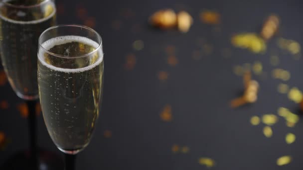 Dos copas llenas de champán espumoso con decoración dorada - Metraje, vídeo