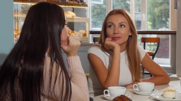Donna attraente che parla con la sua migliore amica alla caffetteria
 - Filmati, video