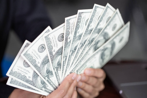 Гроші в руках, жінка з американських доларів, банкноти США, кількість грошей, багаті бізнес-леді, успішних людей - Фото, зображення