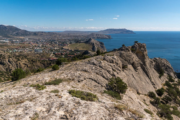 Blick von oben auf die Stadt Sudak, Krim - Foto, Bild