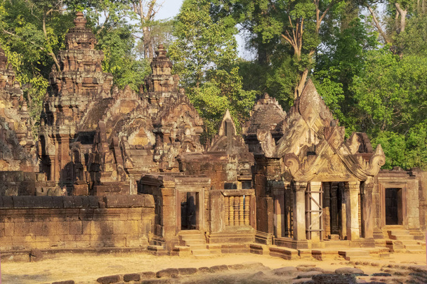 華やかに切り分けられた 10 世紀、赤砂石、ヒンドゥー教の神シヴァ神に捧げられた寺院の再建の遺跡 - 2016 年 3 月カンボジア、バンテアイ ・ Seay - 早朝の光を浴びてください。 - 写真・画像