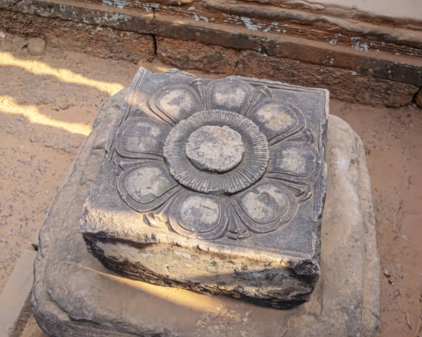 Camboya, Banteay Seay - Marzo 2016 - Piedra tallada como un loto, considerado un lugar para hacer una ofrenda de fertilidad en el siglo X, piedra de arena roja, templo dedicado al dios hindú Shiva
. - Foto, imagen
