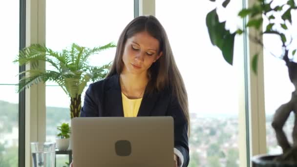 Beautiful young caucasian businesswoman is working on laptop     - Video, Çekim