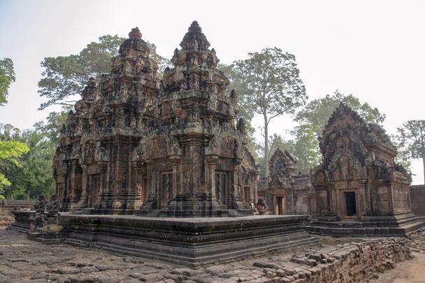 華やかに切り分けられた 10 世紀、赤砂石、ヒンドゥー教の神シヴァ神に捧げられた寺院の再建の遺跡 - 2016 年 3 月カンボジア、バンテアイ ・ Seay - 早朝の光を浴びてください。 - 写真・画像