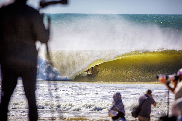 Surfař chytání perfektní trubice v Peniche beach na pobřeží Portugalska - Fotografie, Obrázek