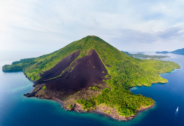 空撮バンダ諸島モルッカ諸島列島インドネシア、プラウ グヌン Api、溶岩流、サンゴ礁します。トップ旅行観光地、ダイビング シュノーケ リング ベスト. - 写真・画像