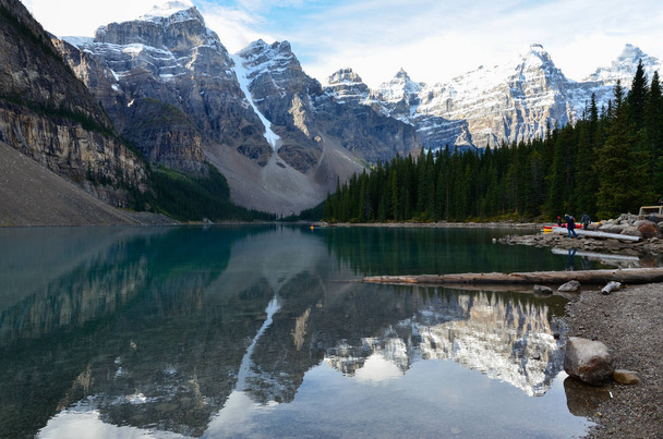 El espejo de las montañas perfecto en la superficie del agua del lago morrena en Canadá
. - Foto, imagen