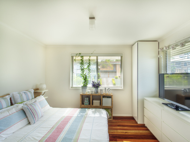 Dormitorio pequeño
 - Foto, Imagen