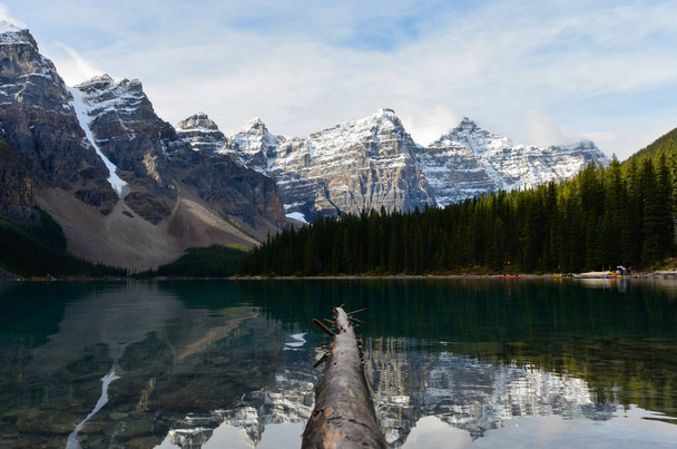 A hegyek tükör tökéletes a víz felszínén a moraine lake, Kanada. - Fotó, kép