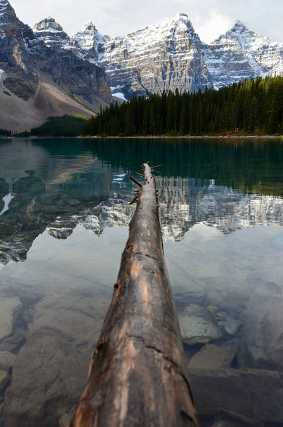 Ο καθρέφτης βουνά τέλεια στην επιφάνεια του νερού στη λίμνη moraine στον Καναδά. - Φωτογραφία, εικόνα