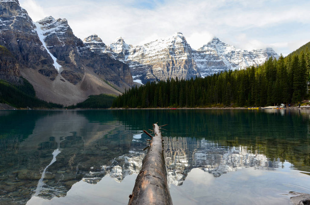 A hegyek tükör tökéletes a víz felszínén a moraine lake, Kanada. - Fotó, kép