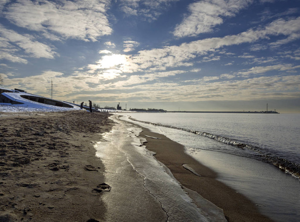 Tramonto sulla bellissima spiaggia del Mar Baltico a Klaipeda, Lituania
 - Foto, immagini