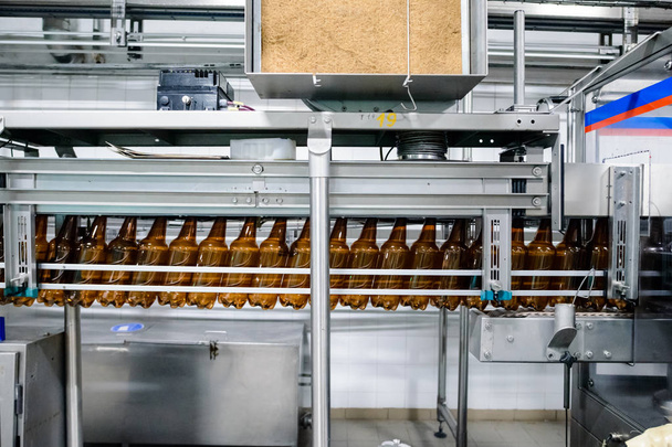 pivní lahví dopravní pás v pivovarské výrobě moderní pivovar stroje nástroje pro výrobu piva a alkoholu - Fotografie, Obrázek