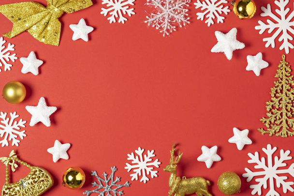Joulun koostumus valkoinen lumihiutaleet, puu, tähti, pallo lelu tai helyjä ja peuroja punaisella pohjalla. Uusi vuosi talvi käsite. Litteä pano. Kopioi tila
 - Valokuva, kuva