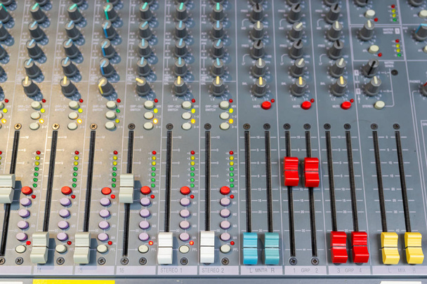 Fermer Console de mixage d'un grand système HiFi, L'équipement audio et le panneau de commande du mélangeur de studio numérique
 - Photo, image