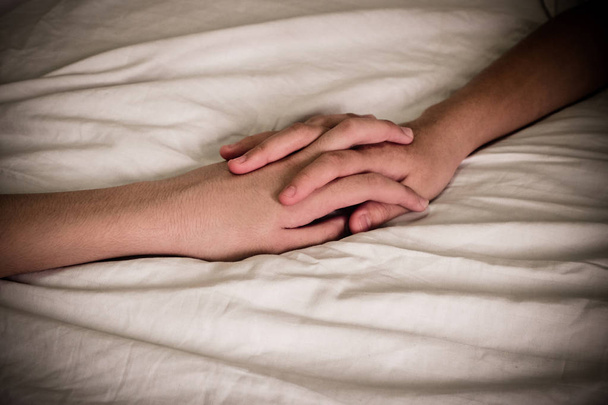 Mains de couple amant le sexe sur le lit, Concept sur l'amour, le sexe et le mode de vie
 - Photo, image